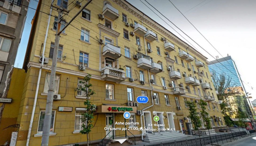 В многоквартирном доме в центре Ростова обрушился декоративный карниз - фото 1