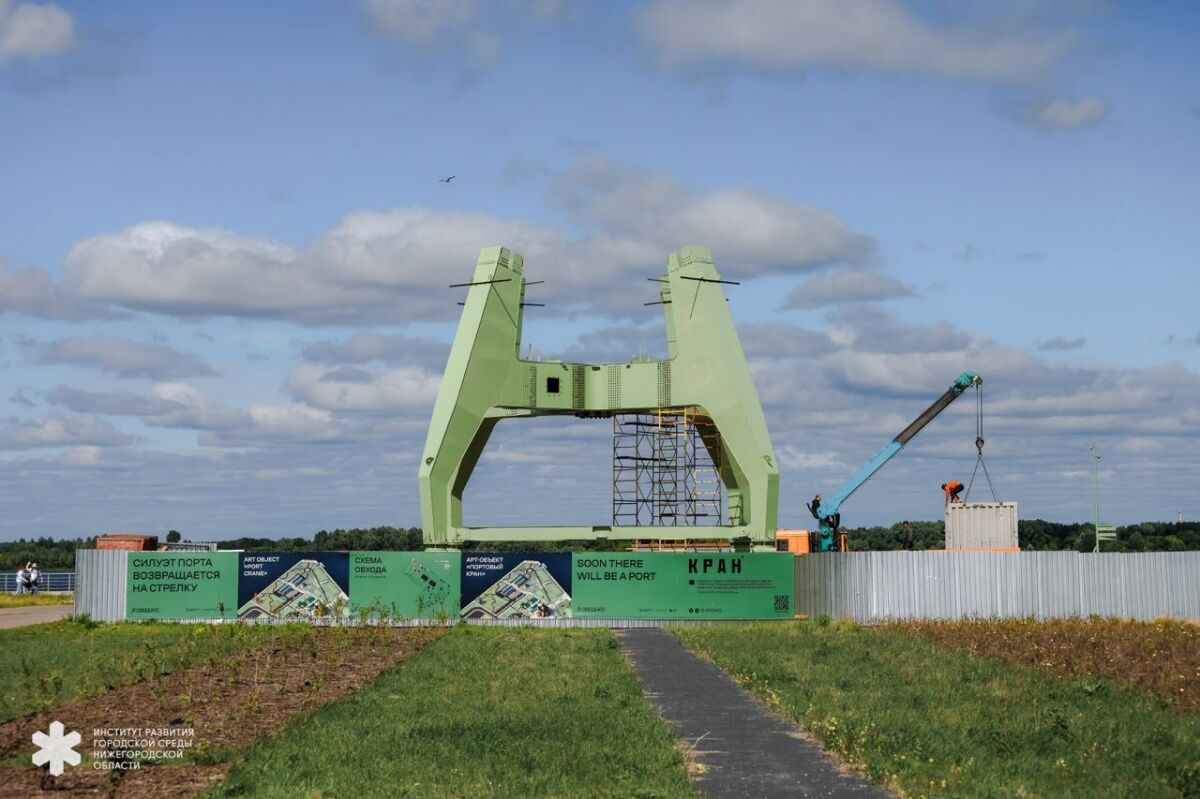 Портовый кран начали собирать на Стрелке в Нижнем Новгороде