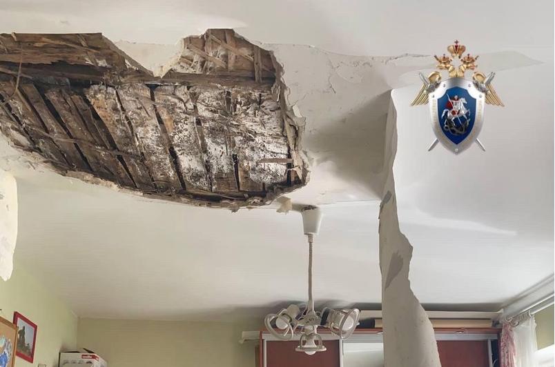 СК организовал проверку после обрушения потолка в квартире на Луначарского