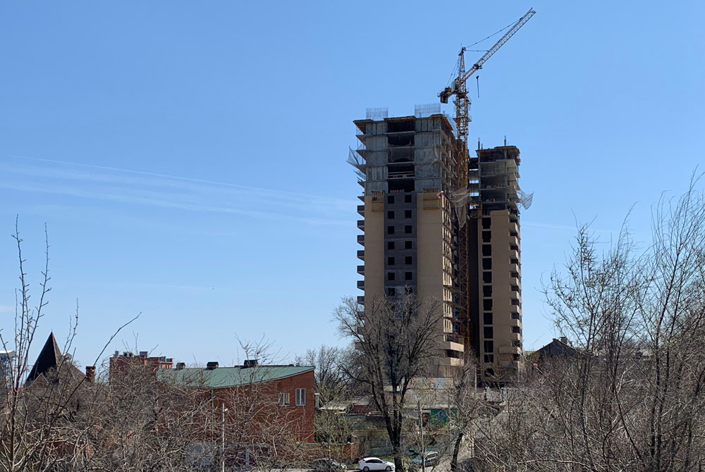 Стало известно, сколько жилых домов числится в общем объеме долгостроев России