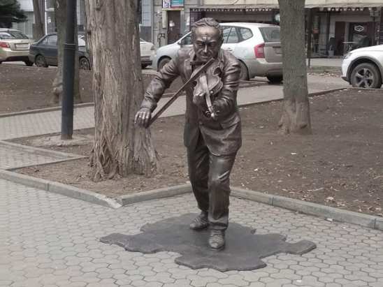 Памятник скрипачу Моне вернули на Пушкинскую улицу в Ростове 
