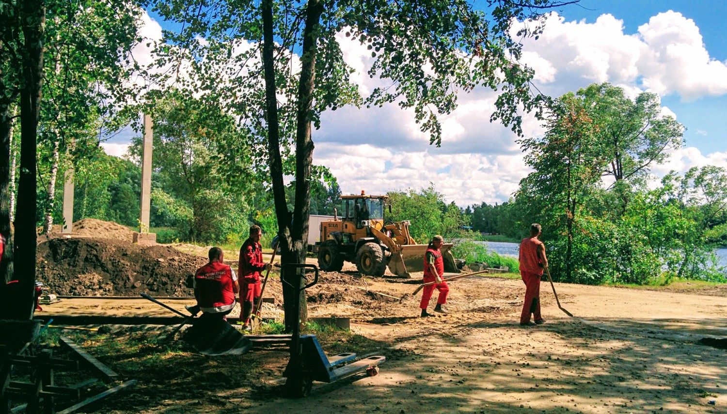 В Светлоярском парке под посадку деревьев подготовлены 432 ямы: это 80% от запланированного - фото 1
