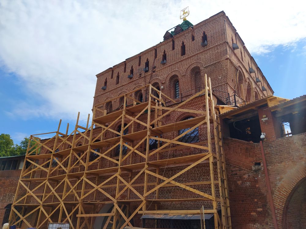 Подлинную кладку XVI века нашли при реставрации Дмитриевской башни Нижегородского кремля - фото 1