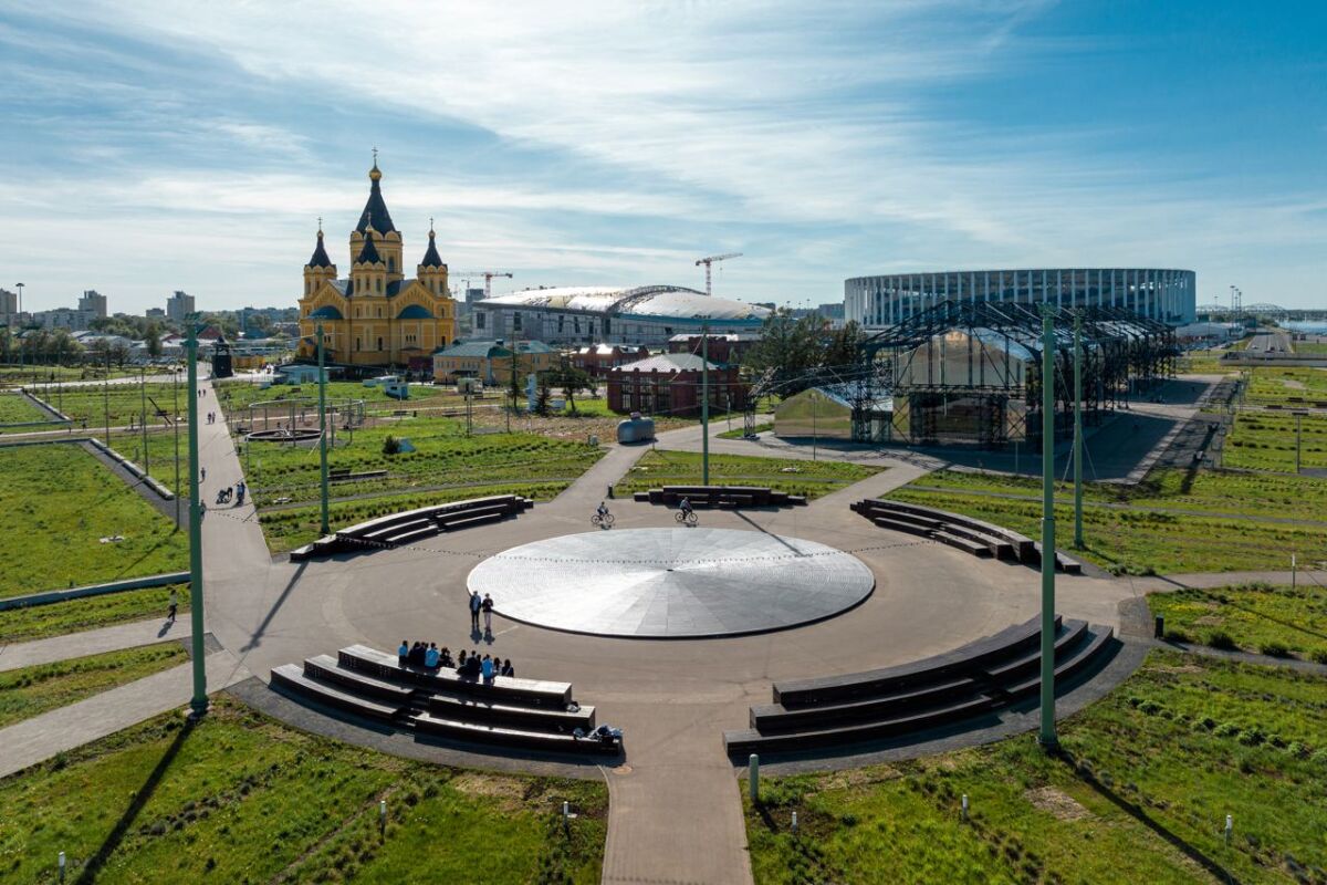 Круглую сцену для концертов полностью собрали на Стрелке в Нижнем Новгороде  - фото 1