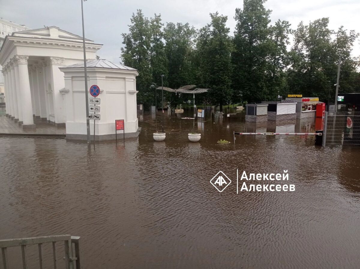 Улицы Дзержинска ушли под воду из-за мощного ливня 17 июня