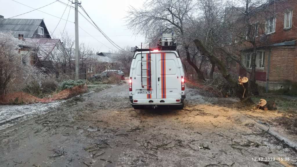 Электричества все еще нет у 100 тысяч жителей Ростовской области из-за аварий на ЛЭП - фото 1