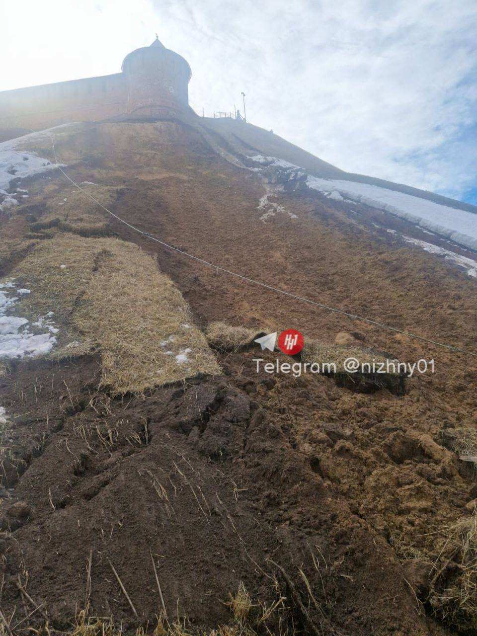 Оползень случился на склоне возле Нижегородского кремля - фото 1