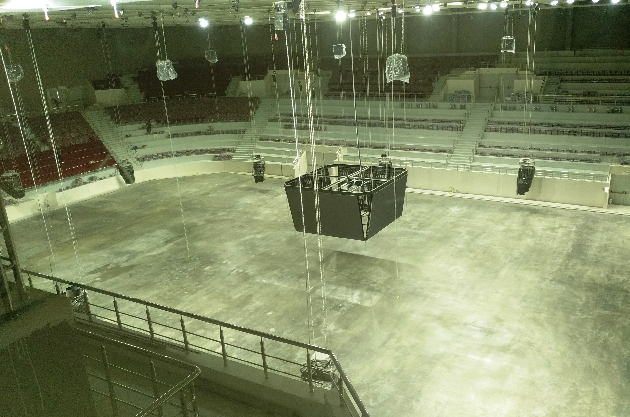 В Самаре во Дворце спорта на Молодогвардейской намораживают лед